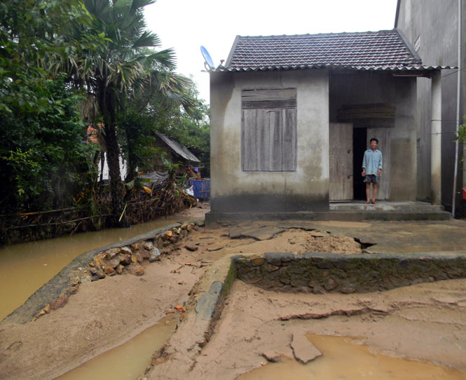 Một sân nhà của người dân thôn Lâm Lang, xã Châu Hoá bị lũ xói trôi