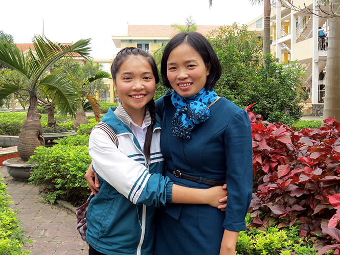 Cô giáo Mai Thị Diệu và em Phạm Thị Thùy (giải nhất Quốc gia môn Lịch sử lớp 12 năm học 2012-2013)