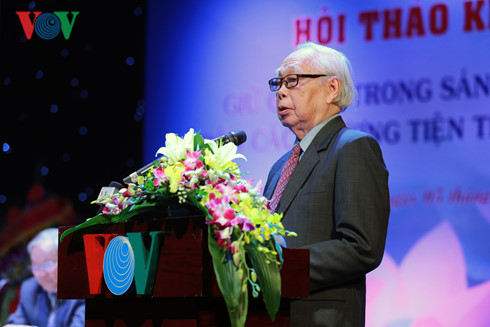 Nhà báo Phan Quang phát biểu tại hội thảo
