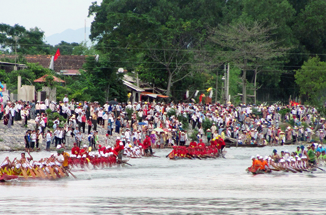 Sơn Thủy tham gia đò bơi trong lễ hội đua thuyền truyền thống hàng năm của huyện Lệ Thủy.     Ảnh: P.V