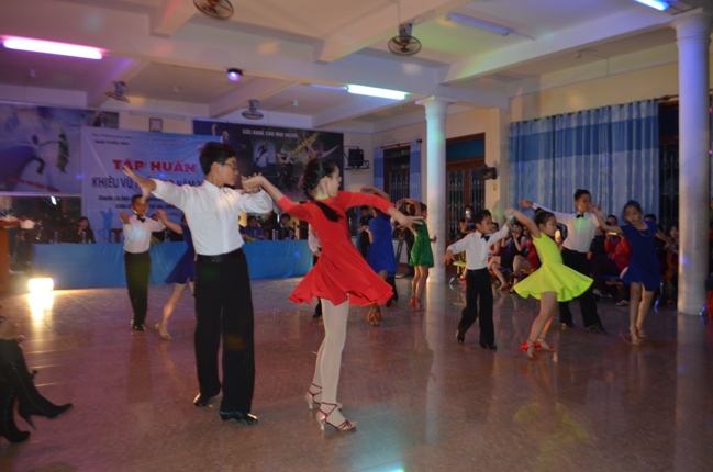 Tiết mục báo cáo kết quả tập huấn của học sinh lớp Dancesport Nhà Thiếu nhi Quảng Bình