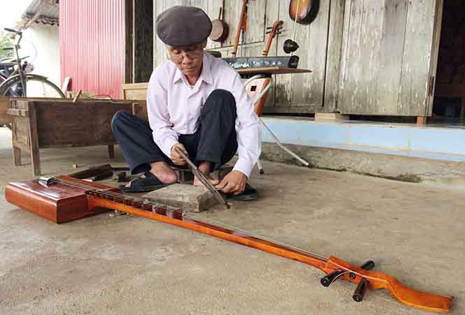 Ông Đống là người duy nhất ở huyện Minh Hóa có biệt tài chế tác đàn đáy