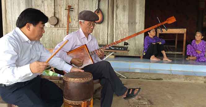 Hát ca trù và chơi được nhiều nhạc cụ, ông Đinh Văn Đống là thành viên đầy tâm huyết của CLB Ca trù xã Yên Hóa.