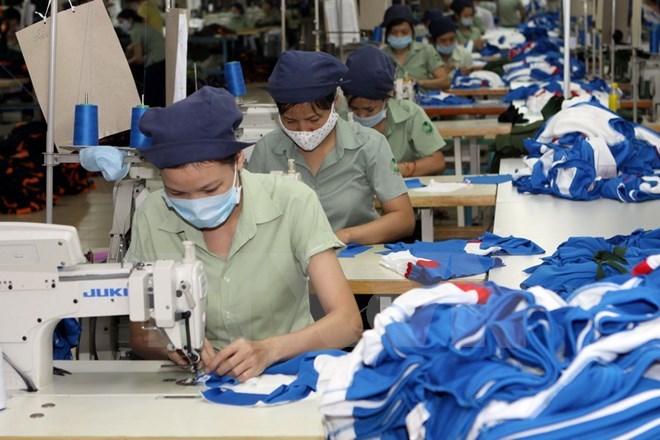 Xưởng may quần áo của Công ty Dệt May 7-doanh nghiệp Nhà nước thuộc Quân khu 7, Bộ Quốc phòng. (Ảnh: Trọng Đức/TTXVN)