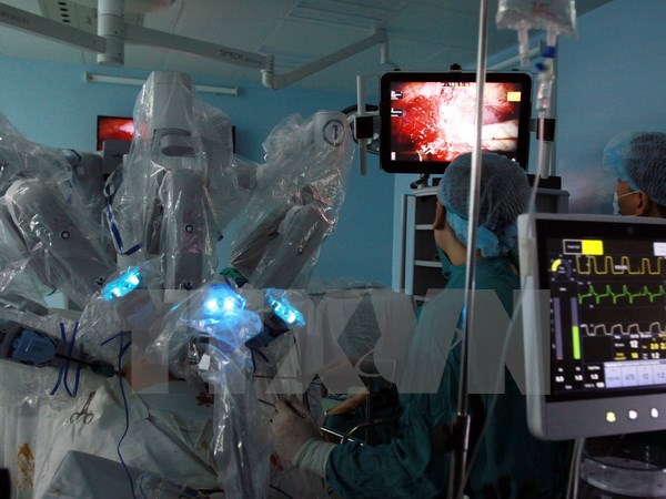 Ca phẫu thuật nội soi bằng robot cắt bỏ tuyến tiền liệt cho bệnh nhân Đ. T. Q (SN 1950) vào chiều 10/12 là ca phẫu thuật thứ 10 bệnh viện thực hiện phẫu thuật nội soi bằng robot. (Ảnh: Phương Vy/TTXVN)