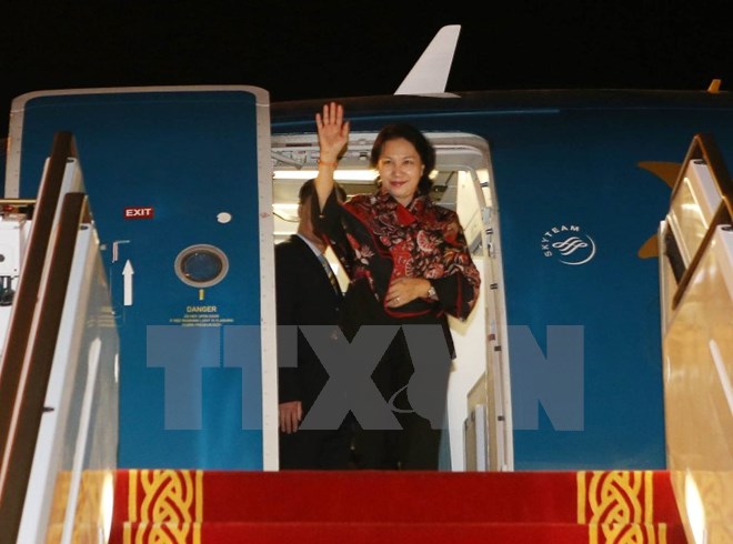 Chủ tịch Quốc hội Nguyễn Thị Kim Ngân tới sân bay Abu Dhabi để dự Hội nghị Thượng đỉnh các Nữ Chủ tịch Quốc hội thế giới lần thứ 11. (Ảnh: Trọng Đức/TTXVN)