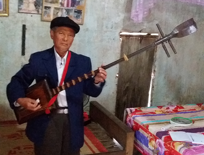 Nghệ nhân Hồ Xuân Thể, 76 tuổi và cây đàn đáy trên 100 tuổi của mình.
