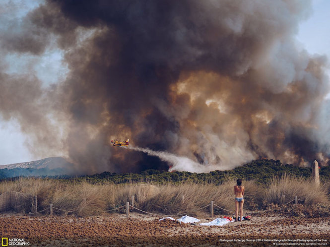 Cháy rừng ở bờ biển Tây Ban Nha. Ảnh đoạt giải danh dự hạng mục Vấn đề môi trường - Ảnh: Sergej Chursyn