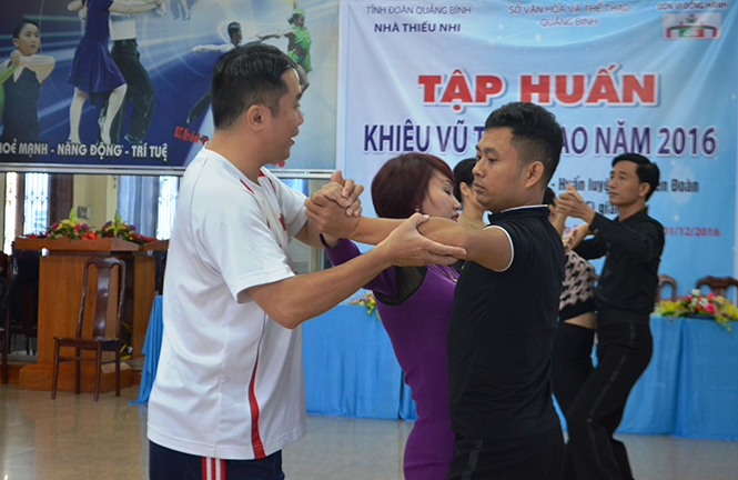Kiện tướng dancesport Hồng Việt trực tiếp hướng dẫn cho học viên lớp tập huấn