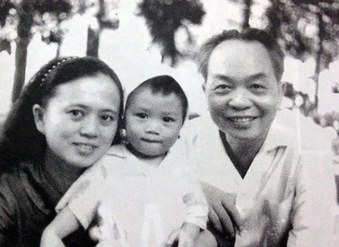 Bức ảnh Phan Hồng Việt lúc nhỏ chụp chung với mẹ và ông ngoại – Đại tướng Võ Nguyên Giáp