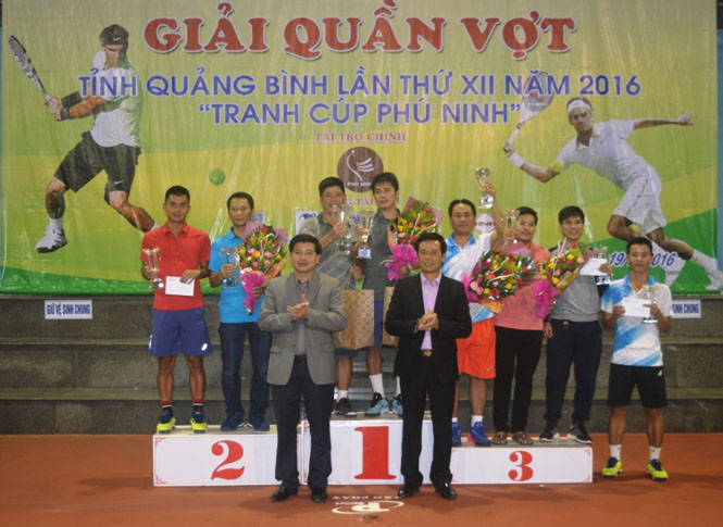 Ban tổ chức trao giải cho các đội ở nội dung đôi nam hạng A.