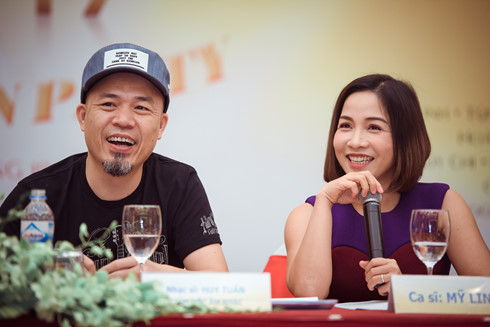 Nhạc sĩ Huy Tuấn và ca sĩ Mỹ Linh tại họp báo giới thiệu chương trình Bia Hà Nội Countdown Party 2017.