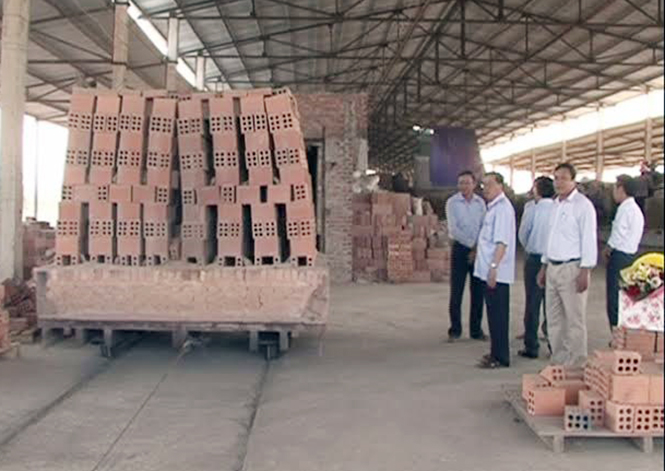 Nhà máy gạch Tuynel Vĩnh Ninh đi vào sản xuất với sản phẩm đạt chất lượng được thị trường ưa chuộng.