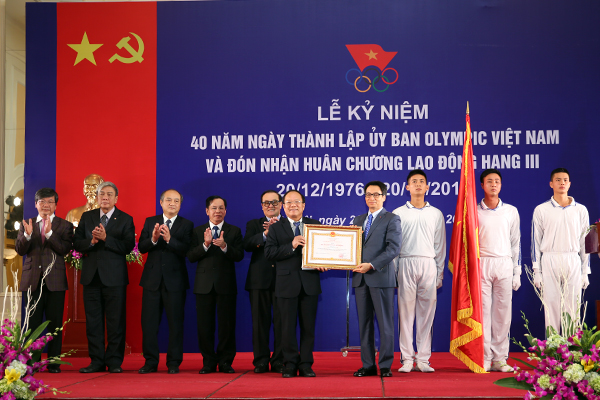 Thay mặt lãnh đạo Đảng, Nhà nước, Phó Thủ tướng Vũ Đức Đam trao tặng Huân chương Lao động hạng Ba cho Ủy ban Olympic Việt Nam. Ảnh: VGP/Đình Nam