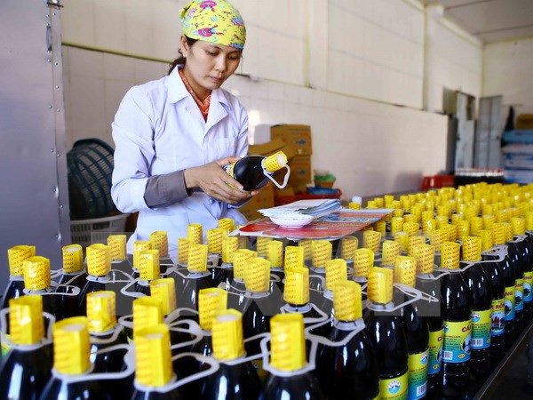 Sản xuất nước mắm đóng chai tại Công ty Cổ phần Thủy sản Cái Rồng. (Ảnh: Minh Quyết/TTXVN)