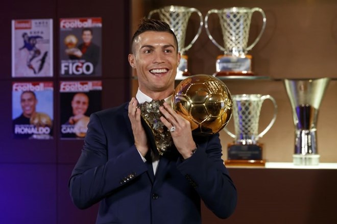 Ronaldo nhận Quả bóng vàng 2016. (Nguồn: Getty Images)