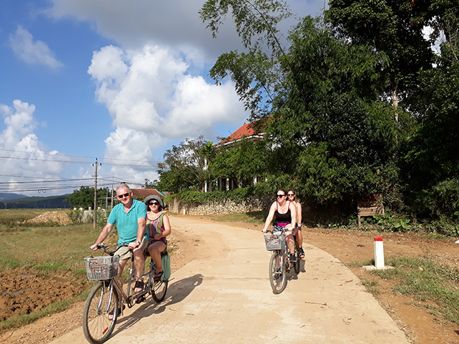 Du khách trên hành trình khám phá các làng quê tại Phong Nha-Kẻ Bàng.
