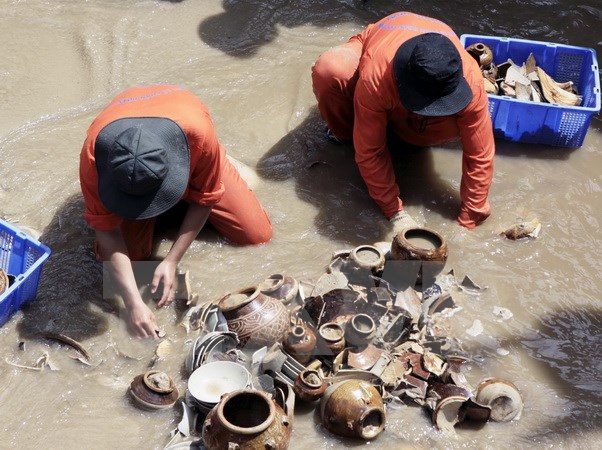  Các cổ vật được phát hiện từ một chiếc tàu cổ bị chìm ở vùng biển Bình Châu, huyện Bình Sơn , Quảng Ngãi. (Ảnh: Thanh Long/TTXVN)