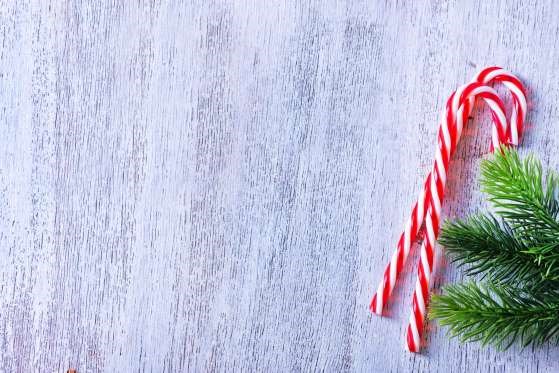 Kẹo cây gậy là một trong những biểu tượng nổi tiếng và phổ biến nhất cho Giáng sinh. Nó xuất hiện tại châu Âu vào năm 1670 nhưng mãi tới những năm 1800 mới có mặt ở Mỹ. Hình dáng chiếc kẹo ngày nay giống với cái móc mà Chúa Jesus dùng để đi chăn cừu. (Nguồn: Getty)