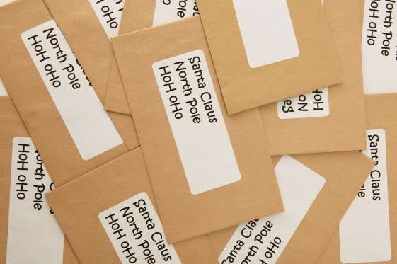 Tại Mỹ và Canada, do nhu cầu gửi thư của các em nhỏ quá nhiều nên các nhân viên bưu điện không thể trả lời hết được. Người ta nghĩ ra cách là tạo ra cho ông già Noel mã bưu điện đặc biệt có tên là HOH, OHO. (Nguồn: Getty)
