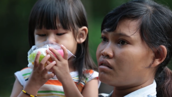  Chị Liên và bé Ngọc Yến - con ruột của vợ chồng anh Khiên - chị Nga