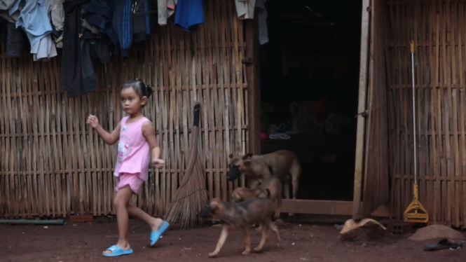 Bé Thìn dần làm quen với cuộc sống mới tại nhà anh Tuấn - chị Liên - Ảnh chụp màn hình
