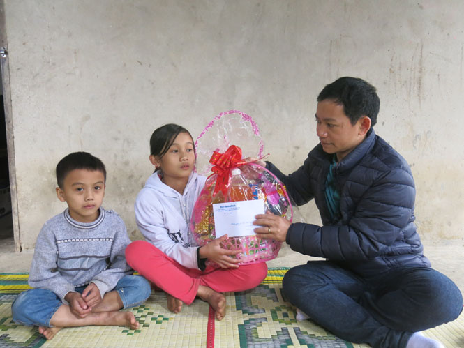 Phóng viên Báo Quảng Bình trao quà và tiền hỗ trợ 5.000.000 đồng cho 2 chị em Lục Thị Hiểu Lam