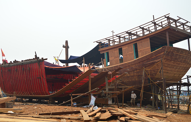 Thôn Văn Phú, xã Quảng Văn đóng mới tàu thuyền để phát triển kinh tế. Ảnh: T.H