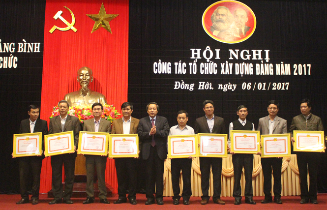 Đồng chí Hoàng Đăng Quang, Uỷ viên Trung ương Đảng, Bí thư Tỉnh ủy, Chủ tịch HĐND trao Bằng khen của Ban Thường vụ Tỉnh ủy cho các tập thể