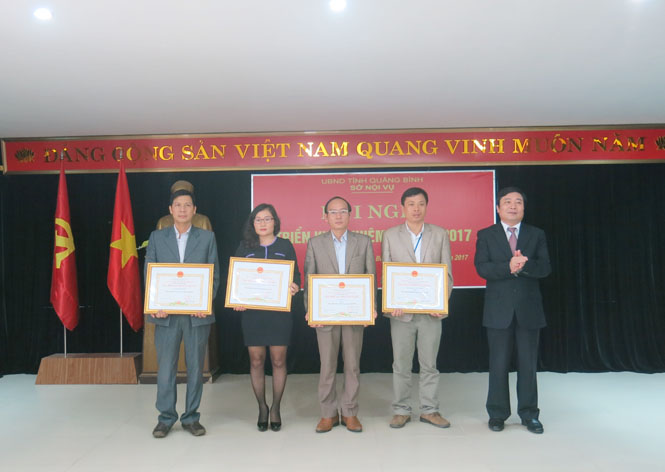 Đồng chí Trần Đình Dinh, TUV, Giám đốc Sở Nội vụ trao Bằng khen của Chủ tịch UBND tỉnh cho các tập thể đạt thành tích cao trong công tác Nội vụ năm 2016