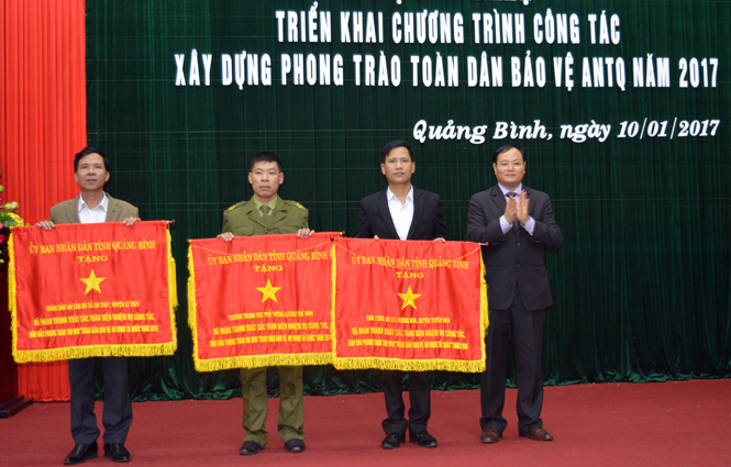 Đồng chí Lê Minh Ngân, TUV, Phó Chủ tịch UBND tỉnh trao cờ thi đua cho các tập thể đạt thành tích xuất sắc trong phong trào 