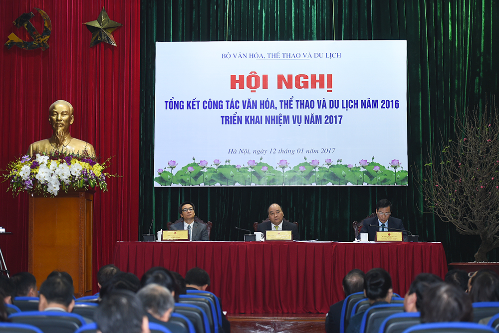  Thủ tướng Nguyễn Xuân Phúc, Phó Thủ tướng Vũ Đức Đam dự Hội nghị trực tuyến tổng kết công tác văn hóa, thể thao và du lịch năm 2016 và triển khai nhiệm vụ năm 2017. Ảnh: VGP/Quang Hiếu