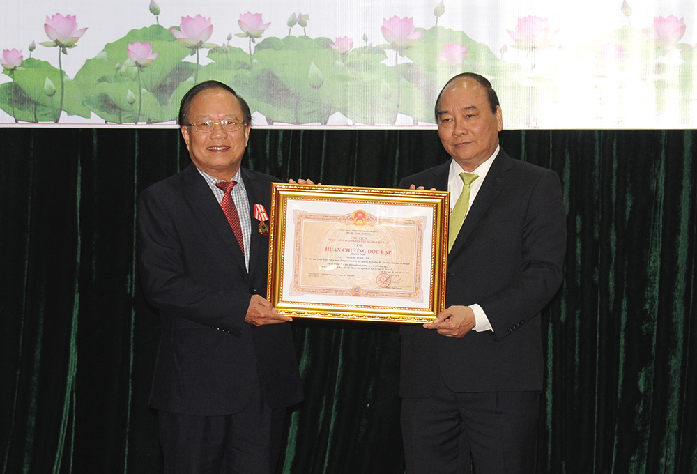Thủ tướng Nguyễn Xuân Phúc trao Huân chương Độc lập hạng Nhì cho nguyên Bộ trưởng Hoàng Tuấn Anh. Ảnh: VGP/Quang Hiếu