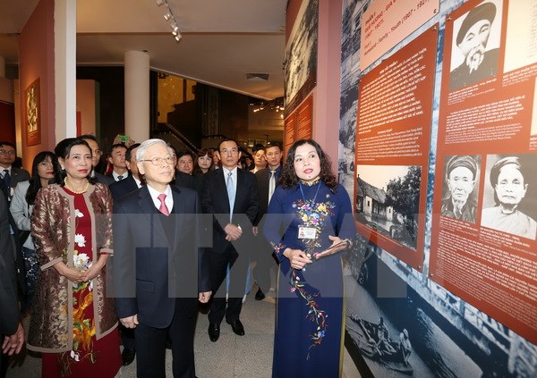 Tổng Bí thư Nguyễn Phú Trọng và các đại biểu tham quan các gian trưng bày tại triển lãm. (Ảnh: Trí Dũng/TTXVN)