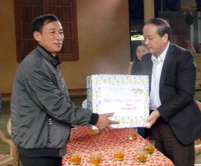 Đồng chí Trần Văn Tuân, Ủy viên Ban Thường vụ Tỉnh ủy, Chủ tịch UBMTTQVN tỉnh thăm, tặng quà các gia đình chính sách ở huyện Tuyên Hoá.