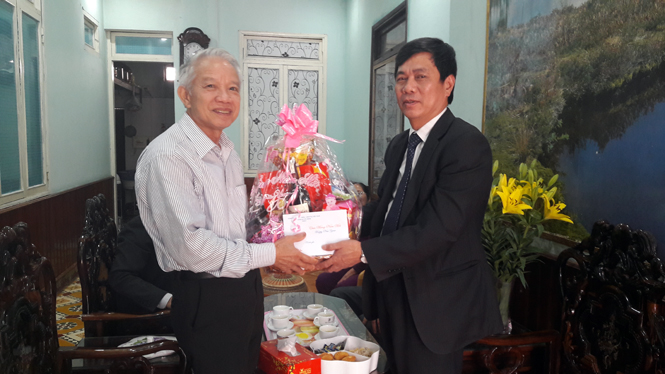 Lê Văn Phúc, Ủy viên Ban Thường vụ Tỉnh ủy, Bí thư Thành ủy Đồng Hới thăm tặng quà cho ông Hoàng Văn Khẩn.