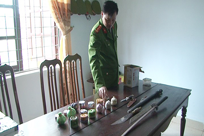 Các loại vũ khí, vật liệu nổ do người dân giao nộp cho Công an huyện Quảng Ninh.