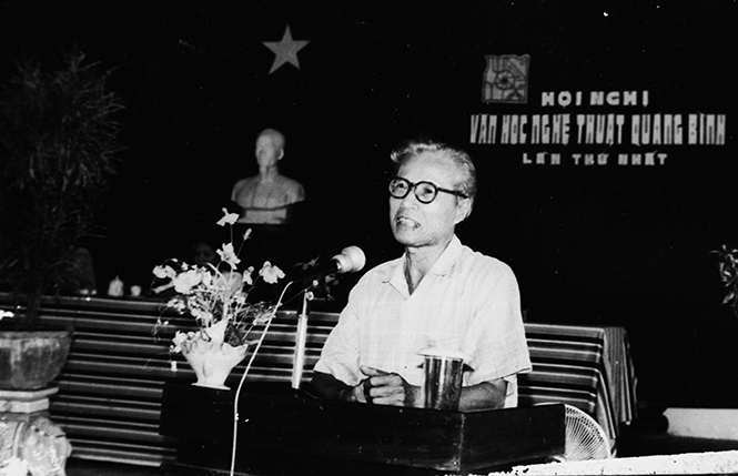 Nhà thơ Xuân Hoàng phát biểu tại Hội nghị văn học nghệ thuật Quảng Bình lần thứ nhất, trong những ngày đầu tái lập tỉnh (Ảnh chụp lại từ tư liệu lưu trữ của gia đình).