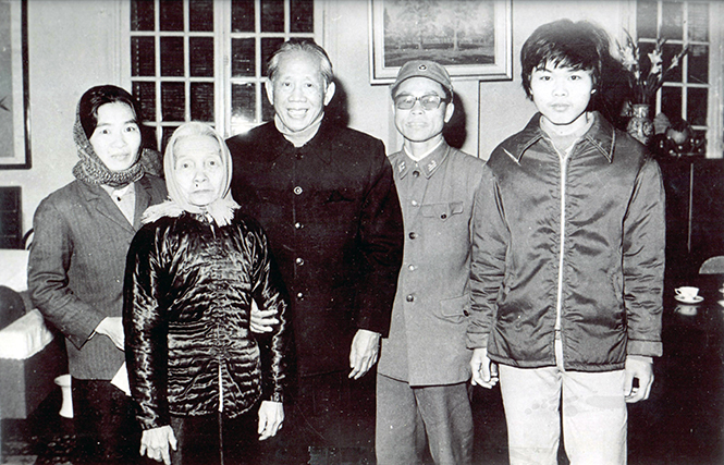 Ảnh 20 : Gia đình “ông Nghị Các” chụp ảnh lưu niệm với Tổng Bí thư Lê Duẩn trong buổi gặp mặt.