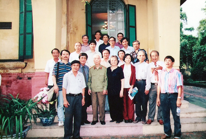 Nhà văn Nguyễn Khắc Phê và các bạn văn Quảng Bình thăm Đại tướng Võ Nguyên Giáp.