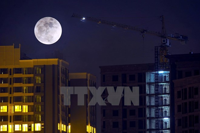 Tối 14-11-2016, tại Thủ đô Hà Nội là một trong những khu vực nhìn ngắm được siêu mặt trăng lớn nhất trong vòng 100 năm trở lại đây, với kích thước lớn hơn 14% và tỏa sáng hơn 30% so với thông thường. (Ảnh: Minh Đức/TTXVN)