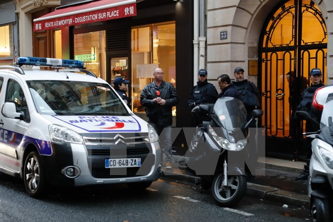 Cảnh sát Pháp điều tra tại Viện bảo tàng Louvre ở Paris ngày 3-2. (Nguồn: AFP/TTXVN)