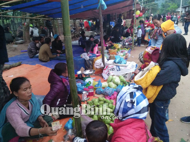 Nhiều gian hàng được bày bán tại lễ hội đập trống Ma Coong.