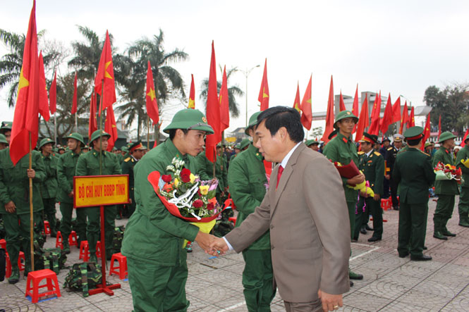 Lãnh đạo huyện Lệ Thủy bắt tay động viên tân binh lên đường nhập ngũ.