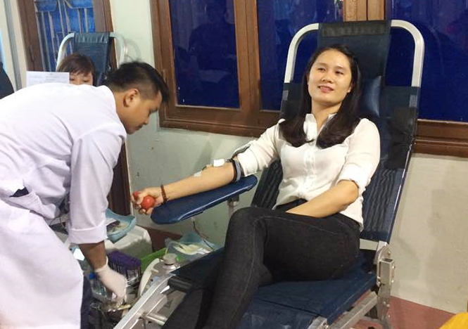 Nhiều cán bộ, đoàn viên, thanh niên nhiệt tình tham gia hiến máu tình nguyện.