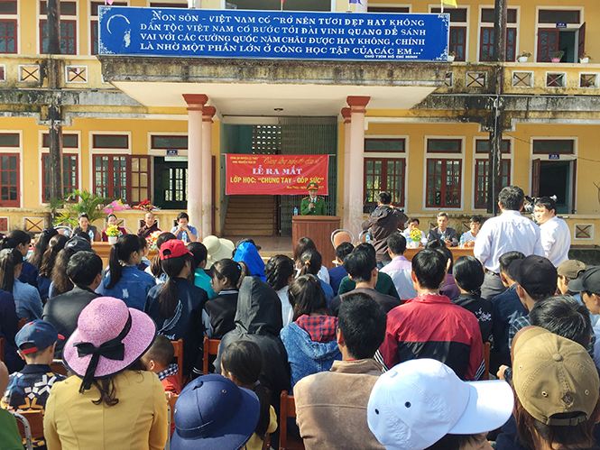 Buổi lễ khai giảng lớp học miễn phí cho học sinh nghèo với tên gọi “Chung tay - Góp sức” được Công an huyện Lệ Thủy và anh Nguyễn Văn Sỹ phối hợp tổ chức.