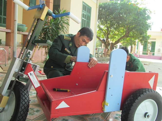  Lắp ráp xe lăn tay quay để tặng người khuyết tật ở xã Quảng Đông, huyện Quảng Trạch. X.Phú