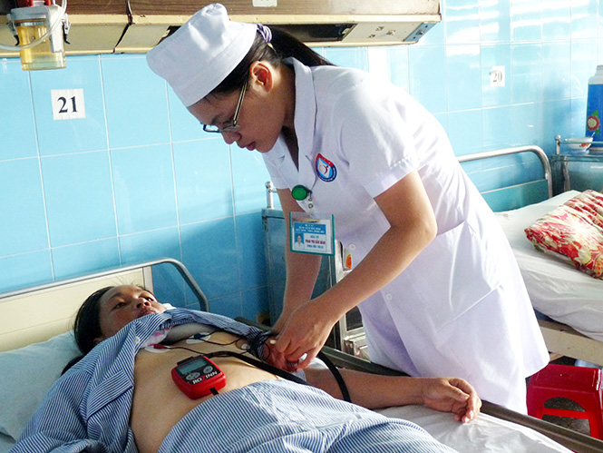 Chăm sóc sức khỏe cho bệnh nhân tại Bệnh viện hữu nghị Việt Nam-Cu ba Đồng Hới. Ảnh: P.V