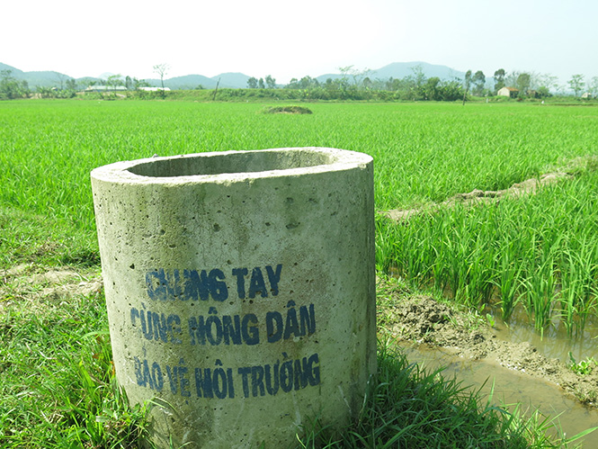 Một bể chứa rác tại cánh đồng xã Hạ Trạch.