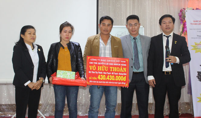 Đại diện gia đình ông Võ Hữu Thoán nhận tiền chi trả quyền lợi bảo hiểm từ Công ty Bảo hiểm nhân thọ Dai-Ichi Việt Nam số tiền 430 triệu đồng.